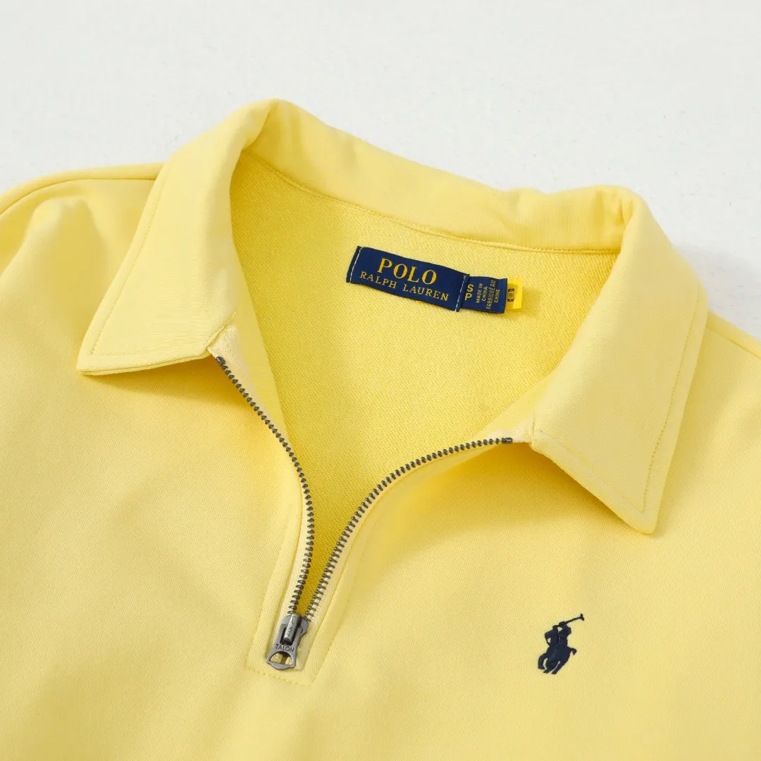 P260 #R99 Ralph Lauren pony logo eight-color half-zip lapel sweatshirt. Wear three times in one suit, easy to switch styles: Fully stand-up collar mode: crisp lapel three-dimensional windproof, taking into account warmth and cool lines, full of coolness ▫️Half-open lazy mode: slightly exposed collarbone, relaxed and comfortable | Pair with a shirt or high collar to show the intellectual atmosphere ▫️Full-open V-neck mode: Visually extends the neck-shoulder ratio | Stacking is more layered, hiding the flesh and making it look slimmer, making it easy to wear with a sense of luxury. Genderless design, shared wardrobe concept: White is gentle and elegant | Black is cool and slimming | Both colors can be used to create a couple CP look. 8 colors are available in the full line | From classic to soft | Meet all daily and occasion dressing needs Quality is reflected in the details: Micro-label logo embroidery | Loose but not procrastinating tailoring | High-grade fabrics ensure a comfortable fit. Easily manage various scenarios such as workplace commuting, weekend leisure, and date travel, effortless chic is the definition of effortless chic.  Color: Black White Navy Mint Green Khaki Pink Yellow Army Green Size: S M L